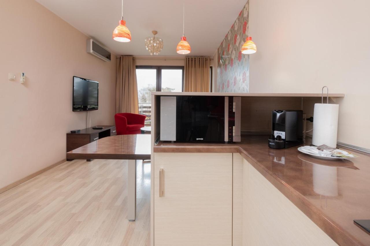 Elegant With Balcony By Renters *